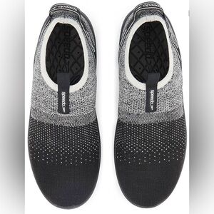 Speedo Unisex- Adult Water Shoe Surfknit Pro Size Medium. Men’s 7, Woman’s 8.